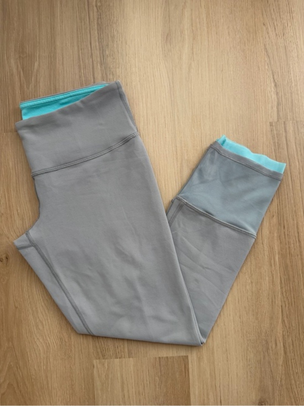 Lululemon Crop Leggings Gray Aqua Reversible Size 6 Yoga Running Pants